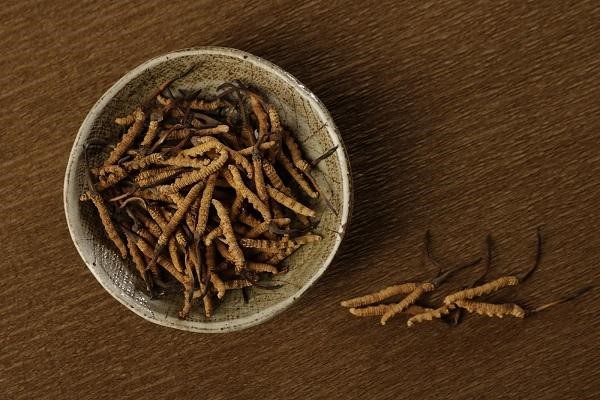 đông trùng hạ thảo khô